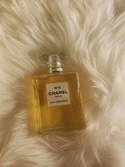 Chanel N°5 Eau de Parfum is an iconic floral-aldehyde fragrance, known for its refined, timeless composition. With a perfect blend of fresh citrus, delicate florals, and warm woody notes, this perfume embodies luxury and sophistication like no other.
