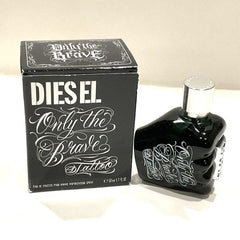 Diesel Only The Brave Tattoo Eau de Toilette is a daring and powerful scent that blends fresh fruits, spicy herbs, and rich woods. Crafted for the modern rebel, this 100% authentic imported tester delivers Diesel’s signature attitude and style at an unbeatable price.