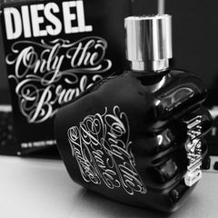 Diesel Only The Brave Tattoo Eau de Toilette is a daring and powerful scent that blends fresh fruits, spicy herbs, and rich woods. Crafted for the modern rebel, this 100% authentic imported tester delivers Diesel’s signature attitude and style at an unbeatable price.
