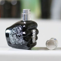 Diesel Only The Brave Tattoo Eau de Toilette is a daring and powerful scent that blends fresh fruits, spicy herbs, and rich woods. Crafted for the modern rebel, this 100% authentic imported tester delivers Diesel’s signature attitude and style at an unbeatable price.