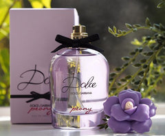 Dolce & Gabbana Peony perfume bottle with packaging and a purple
Dolce Peony Eau de Parfum by Dolce & Gabbana is a radiant tribute to the elegance of spring in bloom. With delicate peony, juicy fruits, and warm musk, it captures the essence of femininity with a playful yet refined touch. This 100% authentic imported tester delivers Dolce luxury and lasting freshness without the premium price tag. flower.