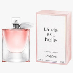 La Vie Est Belle Eau de Parfum by Lancôme is a timeless expression of joyful femininity, crafted with a blend of luxurious florals, sweet fruits, and warm gourmand notes. Designed for the confident and radiant woman, this 100% authentic imported tester delivers long-lasting elegance and charm without the designer price tag.