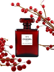 N°5 L’eau Chanel Paris Red Edition reimagines the classic allure of the iconic No.5 with a lighter, brighter spirit. Bursting with citrus, delicate florals, and smooth woods, it’s perfect for the woman who embodies effortless elegance. This 100% authentic imported tester delivers signature Chanel luxury without the premium price.