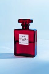 N°5 L’eau Chanel Paris Red Edition reimagines the classic allure of the iconic No.5 with a lighter, brighter spirit. Bursting with citrus, delicate florals, and smooth woods, it’s perfect for the woman who embodies effortless elegance. This 100% authentic imported tester delivers signature Chanel luxury without the premium price.