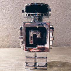 Phantom Eau de Toilette by Paco Rabanne is a vibrant, aromatic scent crafted for the confident, forward-thinking man. This bold fragrance opens with zesty Lemon Zest, Amalfi Lemon, and Lavender, evolves smoky Apple, earthy notes, and Patchouli, base of Vanilla, Vetiver, and more Lavender. It’s a blend of freshness and warmth in a futuristic bottle design truly an icon of the new era. This 100% authentic imported tester delivers unbeatable quality and projection at a fantastic value.