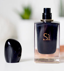 SI Intense Eau de Parfum by Giorgio Armani is a luxurious blend of vibrant fruits, delicate florals, and warm, musky woods. Crafted for the woman who exudes confidence and embraces her intensity, this 100% authentic imported tester offers long-lasting elegance without the designer price tag.