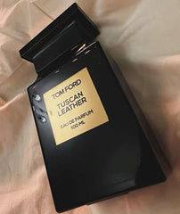 Tom Ford Tuscan Leather Eau de Parfum is a rich and opulent scent that blends leather, spices, and woods for an unmistakable aura of luxury. This 100% authentic imported tester offers premium quality, longevity, and projection at an unbeatable price.