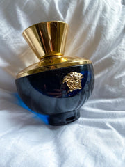 Versace Dylan Blue Pour Femme Eau de Parfum is a sophisticated fragrance that blends fruity, floral, and woody notes, creating a captivating and empowering scent. This 100% authentic Versace perfume is an imported tester, offering exceptional quality, longevity, and projection at an unbeatable price.
