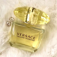 Versace Yellow Diamond Eau de Toilette is a luminous and airy floral scent that sparkles like a rare gem. Bursting with fresh fruits, delicate flowers, and warm woods, it’s designed for the woman who radiates confidence and beauty. This 100% authentic imported tester offers luxury and elegance without the premium price tag.