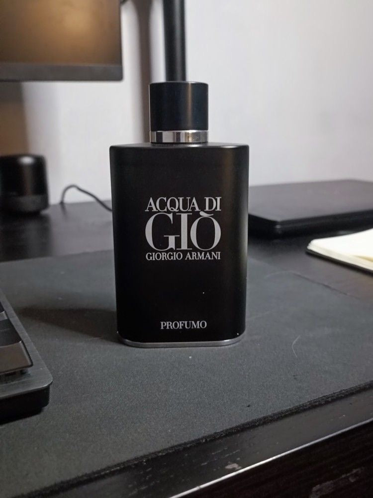 Acqua Di Gio Profumo Eau de Parfum by Giorgio Armani is an iconic marine scent that merges the freshness of ocean breeze with the depth of incense and patchouli. Elegant and intense, it’s crafted for the man who balances modern style with timeless class. This 100% authentic imported tester offers premium quality at a fraction of the retail price.