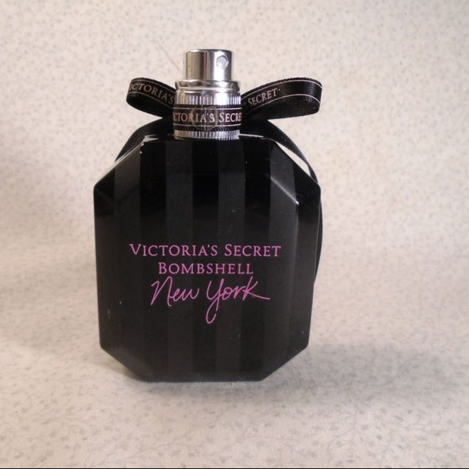 Bombshell New York by Victoria’s Secret is a tribute to the city that never sleeps. Fruity, floral, and decadently sensual. Designed for the confident woman who loves to stand out, this scent is both playful and sophisticated. This 100% authentic imported tester delivers luxurious quality without the premium price tag.