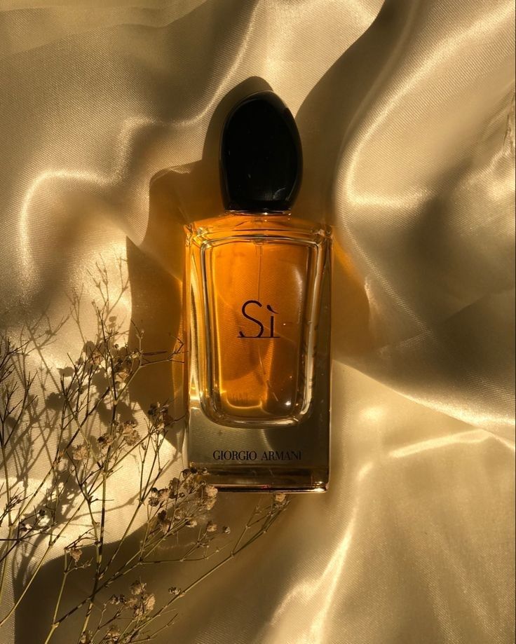 Giorgio Armani Si Eau de Parfum is a timeless and sophisticated scent crafted for the modern woman. This 100% authentic imported tester delivers a bold yet graceful composition with fruity, floral, and warm undertones. With top notes of Cassis, a heart of May Rose and Freesia, and a smooth base of Vanilla and Patchouli, this fragrance leaves a lasting, sensual trail. Our tester version offers the unforgettable experience at a better price.