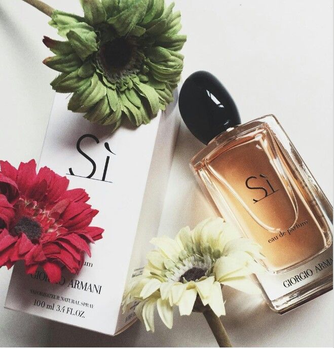 Giorgio Armani Si Eau de Parfum is a timeless and sophisticated scent crafted for the modern woman. This 100% authentic imported tester delivers a bold yet graceful composition with fruity, floral, and warm undertones. With top notes of Cassis, a heart of May Rose and Freesia, and a smooth base of Vanilla and Patchouli, this fragrance leaves a lasting, sensual trail. Our tester version offers the unforgettable experience at a better price.