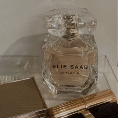 Le Parfum by Elie Saab Eau de Parfum is a luxurious symphony of white florals and honeyed warmth, crafted for women who love a luminous and elegant signature scent. Rich, radiant, and unforgettable, this 100% authentic imported tester offers couture-level fragrance without the high-end price.