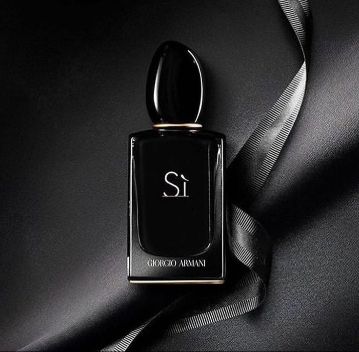SI Intense Eau de Parfum by Giorgio Armani is a luxurious blend of vibrant fruits, delicate florals, and warm, musky woods. Crafted for the woman who exudes confidence and embraces her intensity, this 100% authentic imported tester offers long-lasting elegance without the designer price tag.