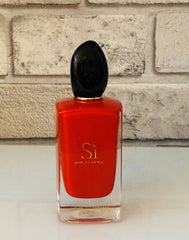 SI Passione Eau de Parfum by Giorgio Armani is a fearless blend of bright fruits and florals with a deep, seductive base. Crafted for the modern woman who says “yes” to passion, this 100% authentic imported tester delivers luxurious scent, lasting quality, and unforgettable allure without the luxury price tag.