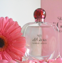 Sky di Gioia Eau de Parfum by Giorgio Armani is a radiant, feel-good scent that blends fruity and floral notes with a soft, musky base. Inspired by the vastness of the sky and the joy of new beginnings, this 100% authentic imported tester delivers elegance, freshness, and long-lasting charm without the designer price tag.