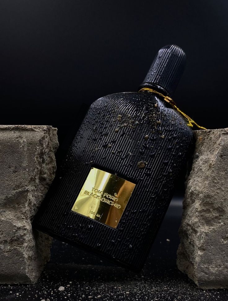 Tom Ford Black Orchid Eau de Parfum is the ultimate in opulent sensuality. This rich, oriental floral is a bold signature scent, crafted with rare ingredients like truffle, black orchid, and dark chocolate, creating an aura of mystery and timeless elegance. This 100% authentic imported tester delivers the same prestige and performance as the retail version without the heavy price tag.