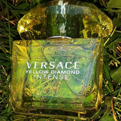 Versace Yellow Diamond Intense Eau de Toilette is an elegant and sparkling scent inspired by the brilliance of a yellow diamond. This enchanting perfume blends fresh citrus, delicate florals, and warm musky notes, creating an aura of luxury and sophistication. 100% authentic imported tester, delivering premium quality, longevity, and projection at an unbeatable price.