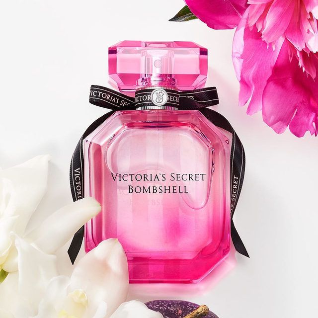 Victoria’s Secret Bombshell Eau de Parfum is a luxurious, bright, and feminine fragrance bursting with fruity and floral notes. With an invigorating blend of Passionfruit, Grapefruit, Pineapple, and Tangerine, Peony, Vanilla Orchid, Red Berries, Jasmine, and Lily-of-the-Valley, creating a rich and captivating scen, warm base of Musk, Woody Notes, and Oakmoss adds depth, leaving a lingering sensual trail.This 100% authentic imported tester offers premium quality, lasting power, and strong projection