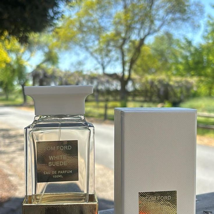 White Suede by Tom Ford is a luxurious blend of soft suede, rich musk, and delicate florals, crafted for those who appreciate understated sensuality and timeless sophistication. This 100% authentic imported tester delivers Tom Ford's signature opulence without the heavy price tag.